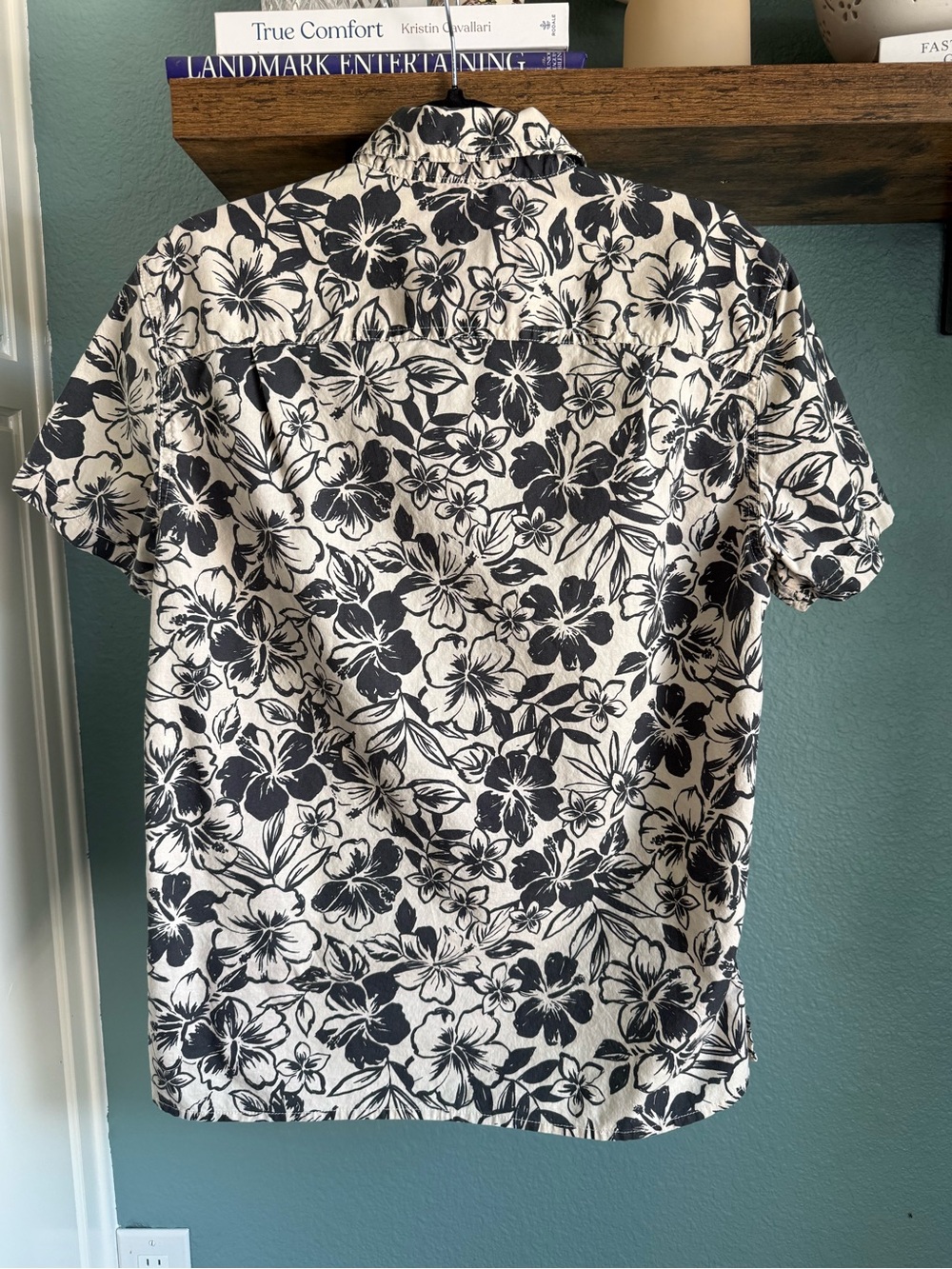 American Eagle Floral Hawaiian Camp Shirt Mens Small Black Tan Tropical Resort - Picture 2 of 4